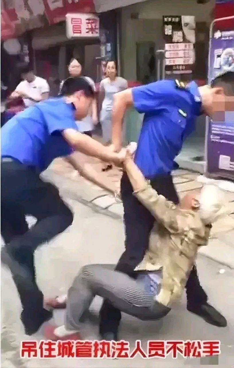 2014年,温州苍南县城管在暴力执法一位年过半百的老奶奶时,惨遭上千人