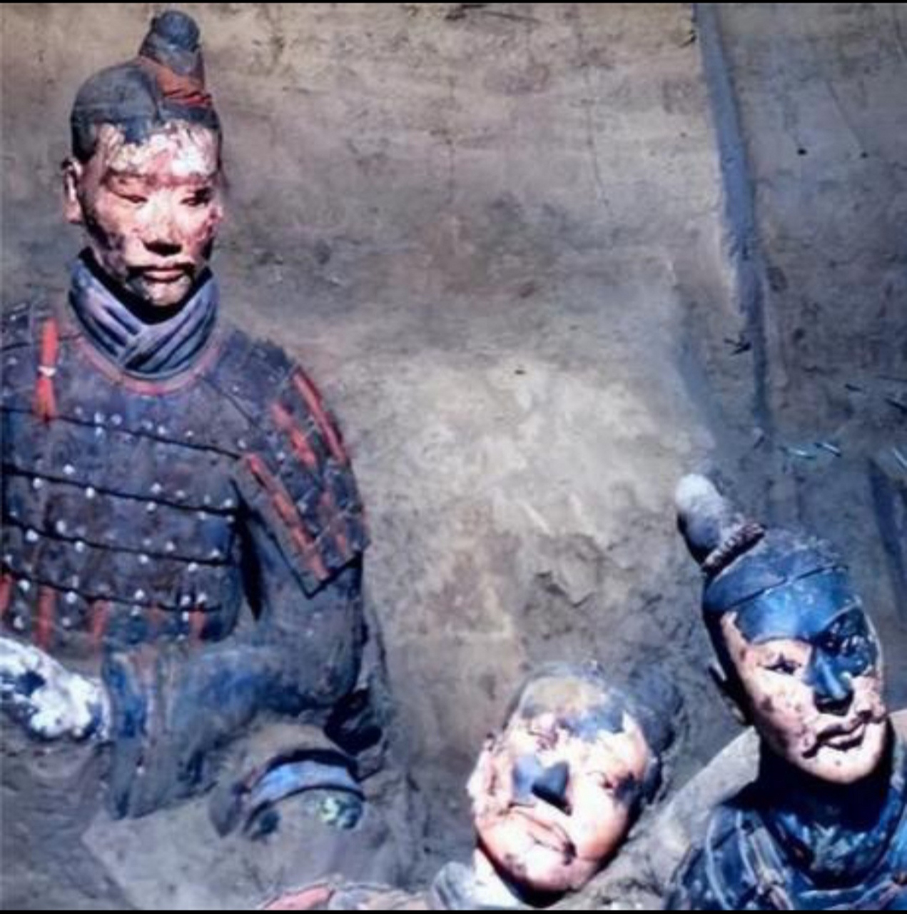 兵马俑刚出土的时候是彩色的