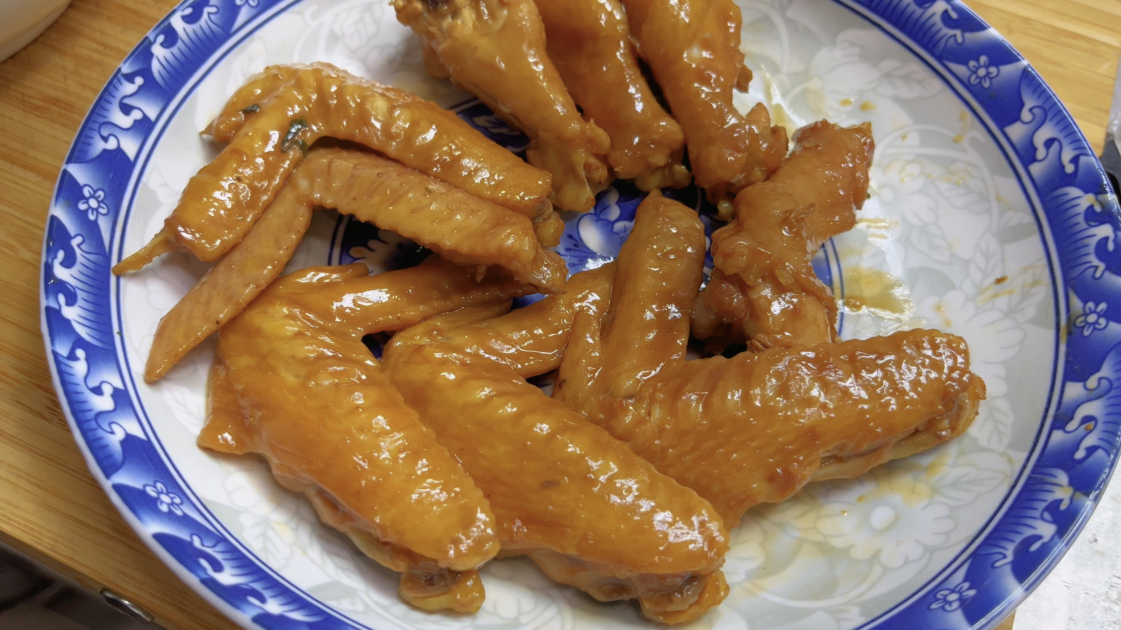 这是鸡翅简单美味做法：酱油鸡翅，酱香味浓鲜嫩入味
