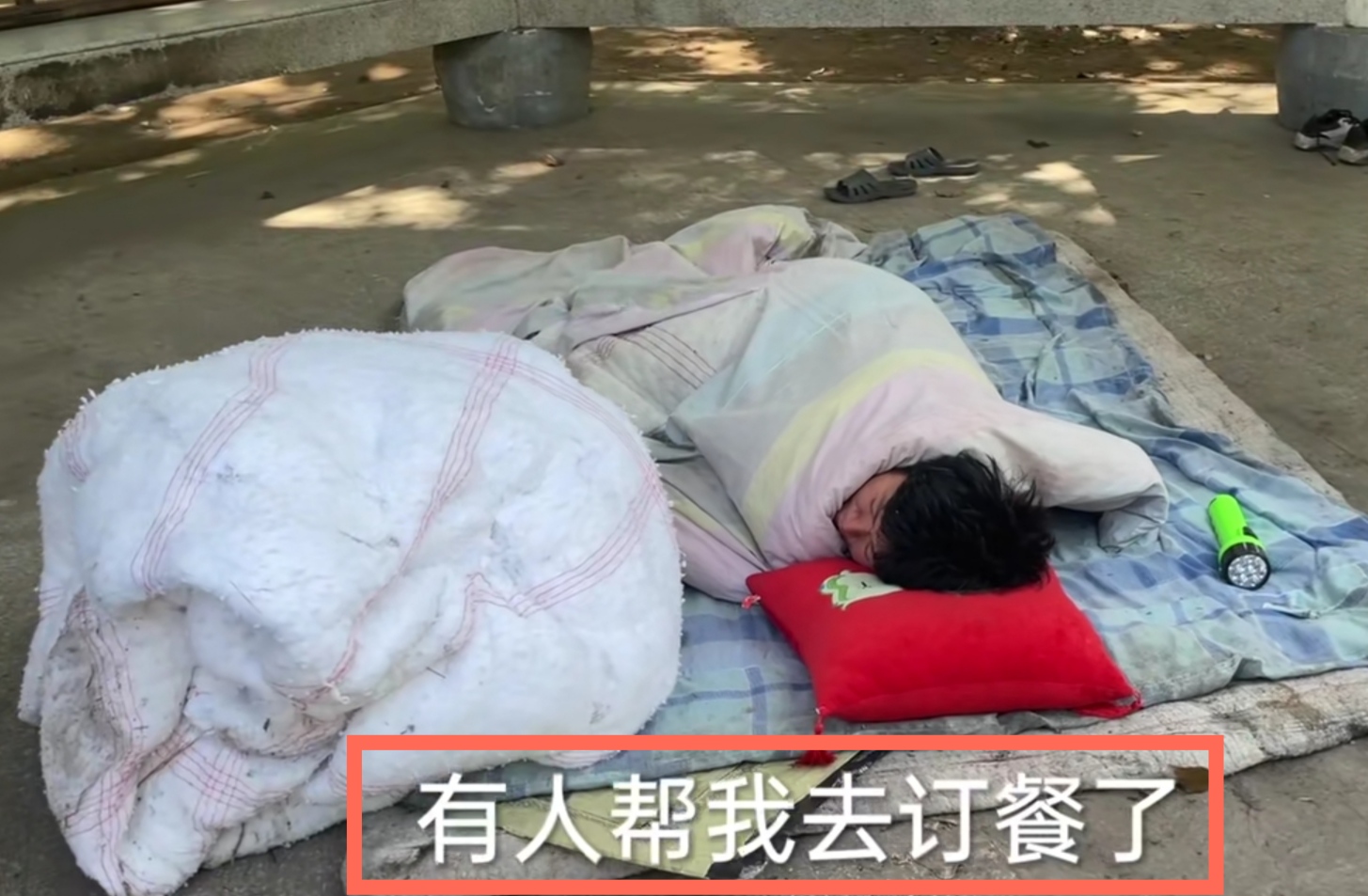 流浪女生病睡公园,好心人给送被子,网友建议:赶紧找工作