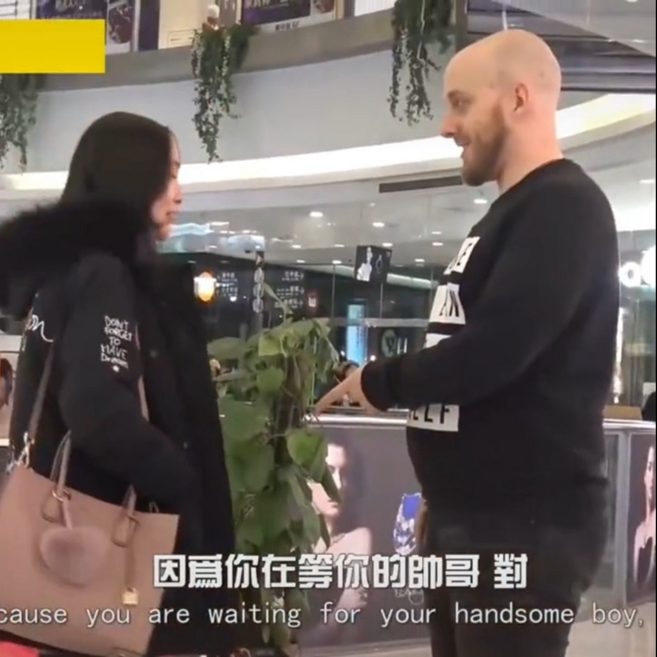刚刷到一个5月份的视频,讲诉的是老外上海街头挑战亲吻100个女孩,并在