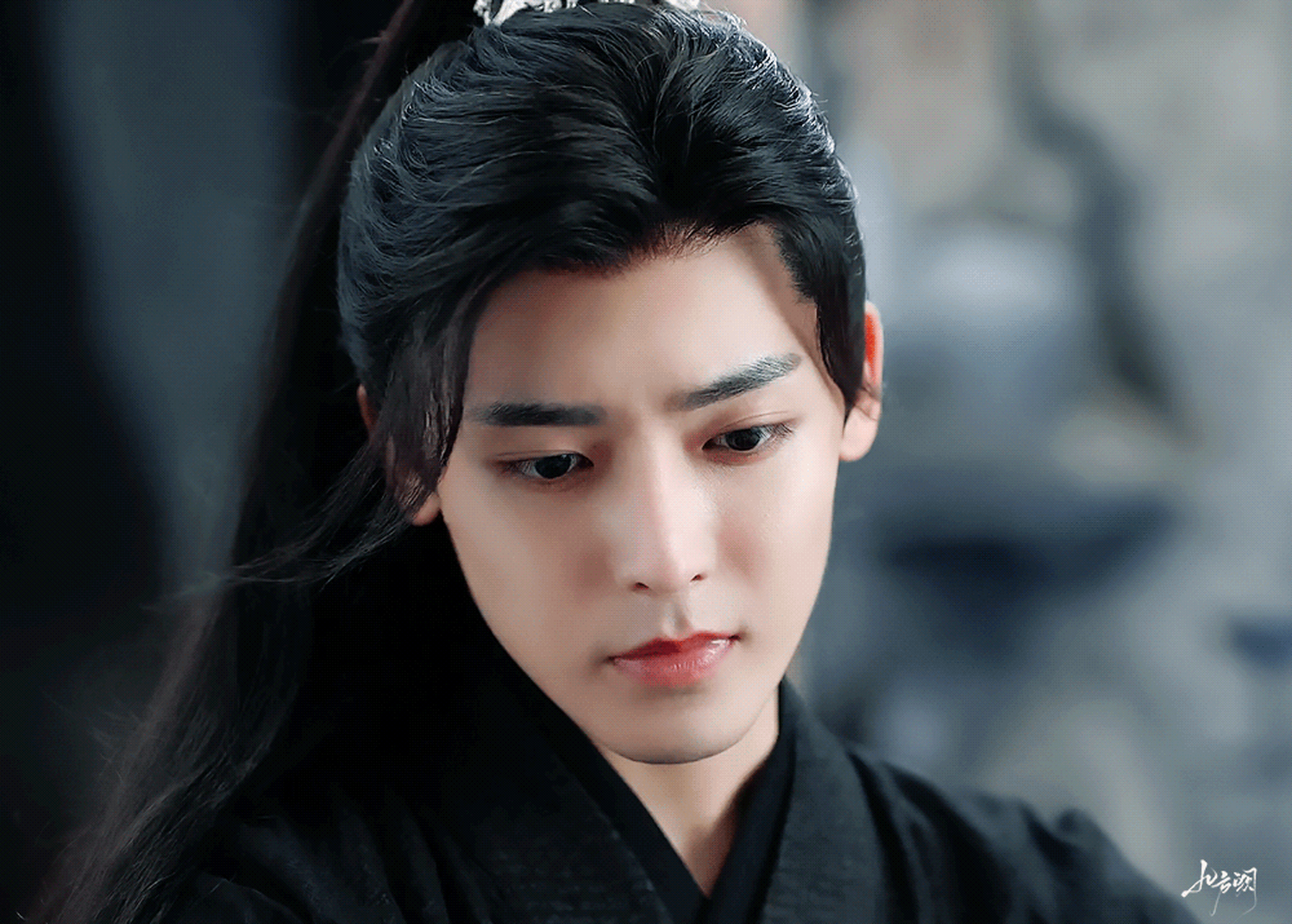 这部剧男主的颜值是真的高! 侯明昊天曜少年期连刘海都没有,一根垂下