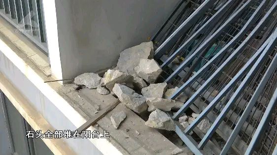 昆明一小区突遭“石头雨”袭击