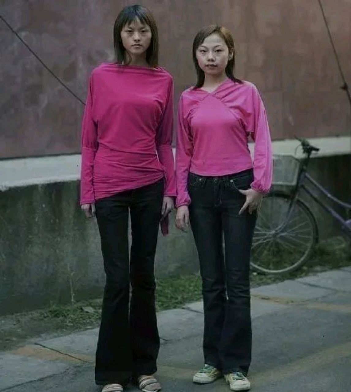 图为两个城市女孩的合影.