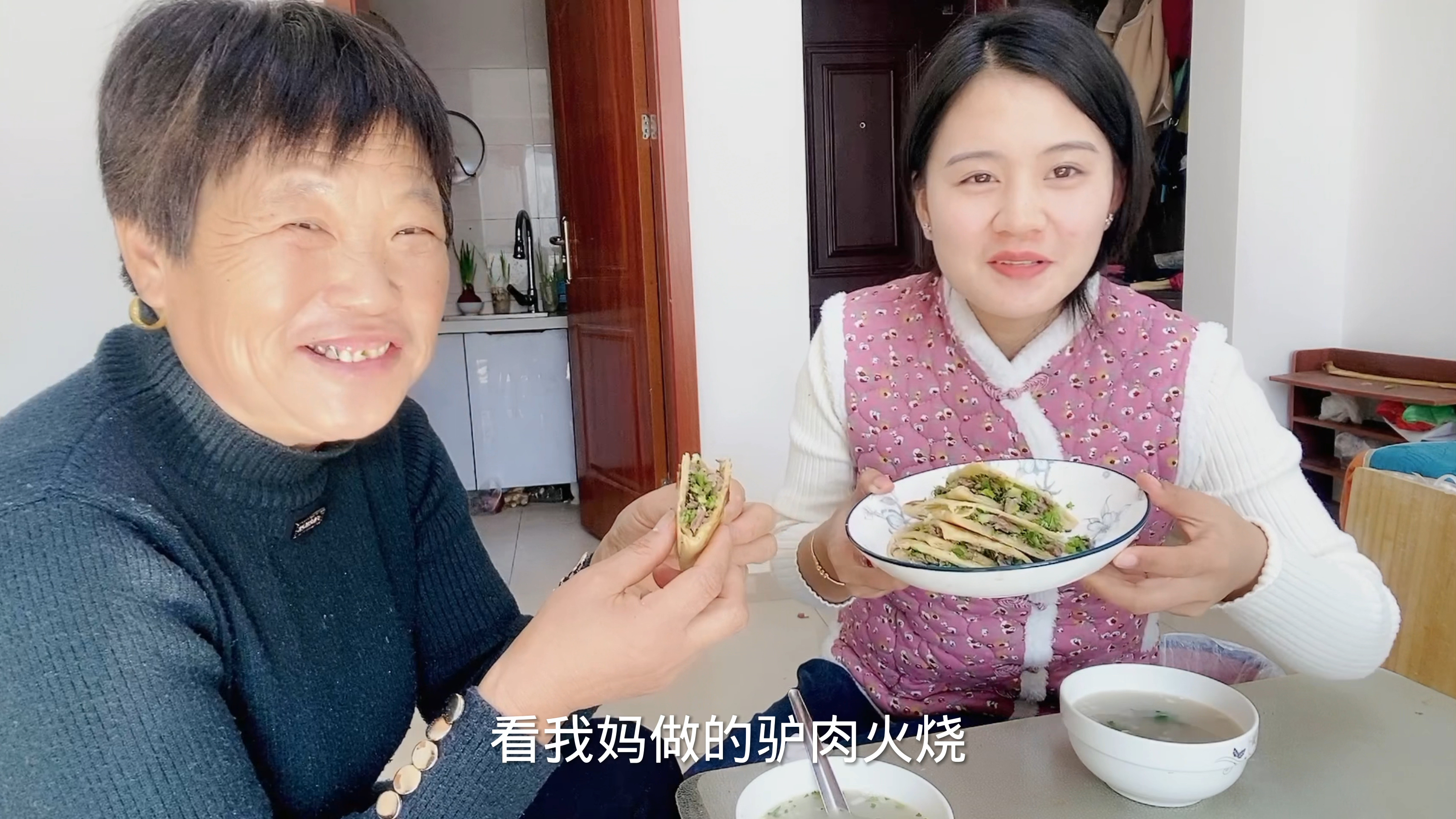 不花钱的驴肉火烧吃到撑,河南婆婆来教你,娘俩搭配干活不累