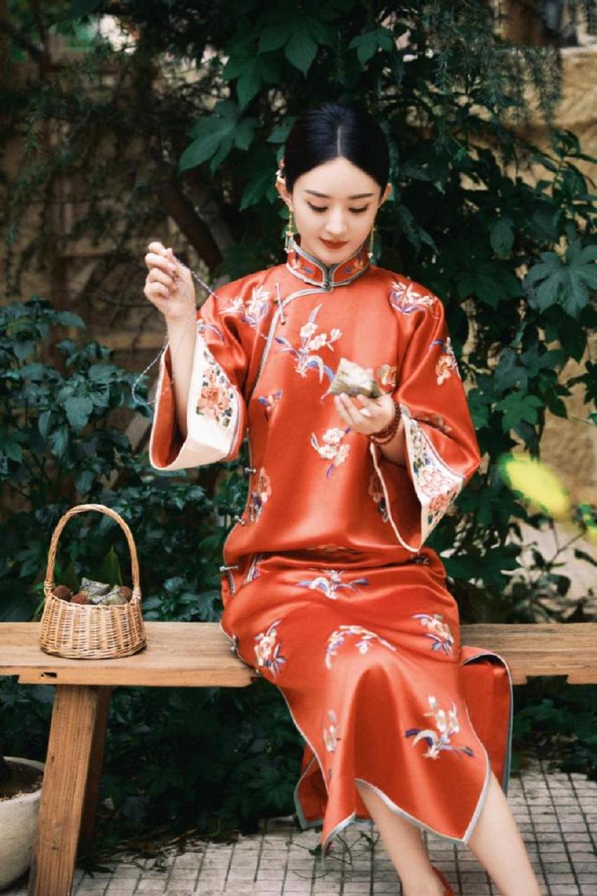 赵丽颖红色旗袍 像旧上海的姨太太,小赵还没演过那种片子吧,快去演,有