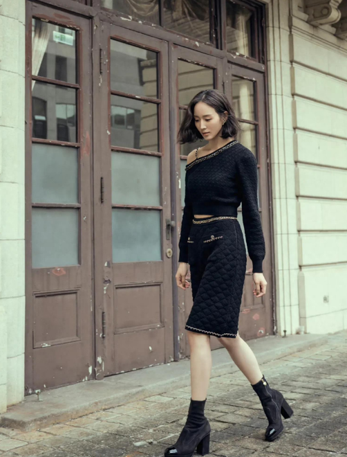 露香肩的漂亮姐——张钧甯毛织斜肩短裙写真