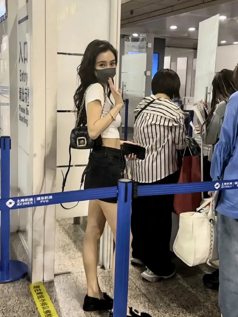 angelababy机场生图颜值身材状态完全抗打!