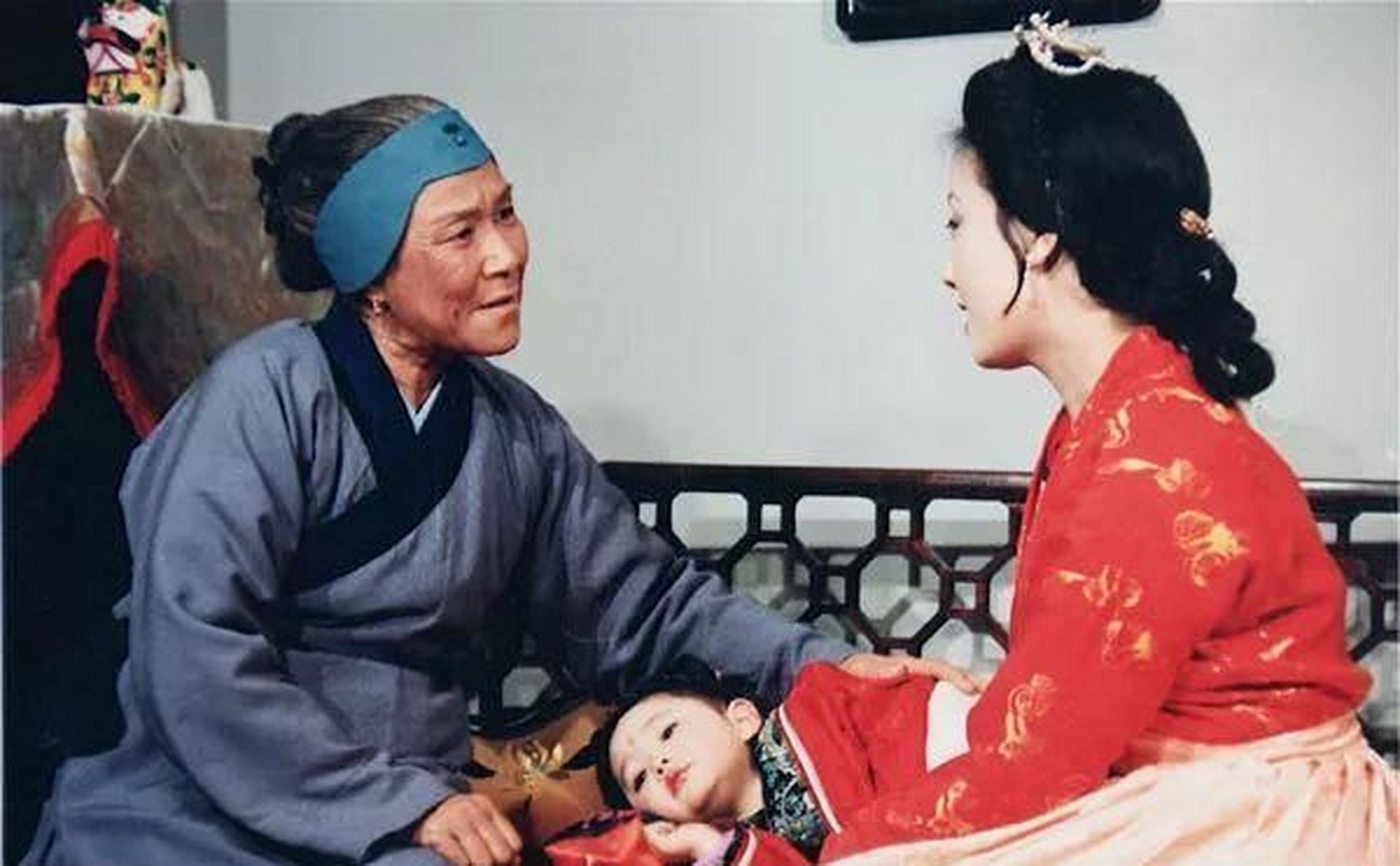 巧姐被卖进了青楼,刘姥姥救她就是报恩了,为什么还愿意让巧姐做板儿的