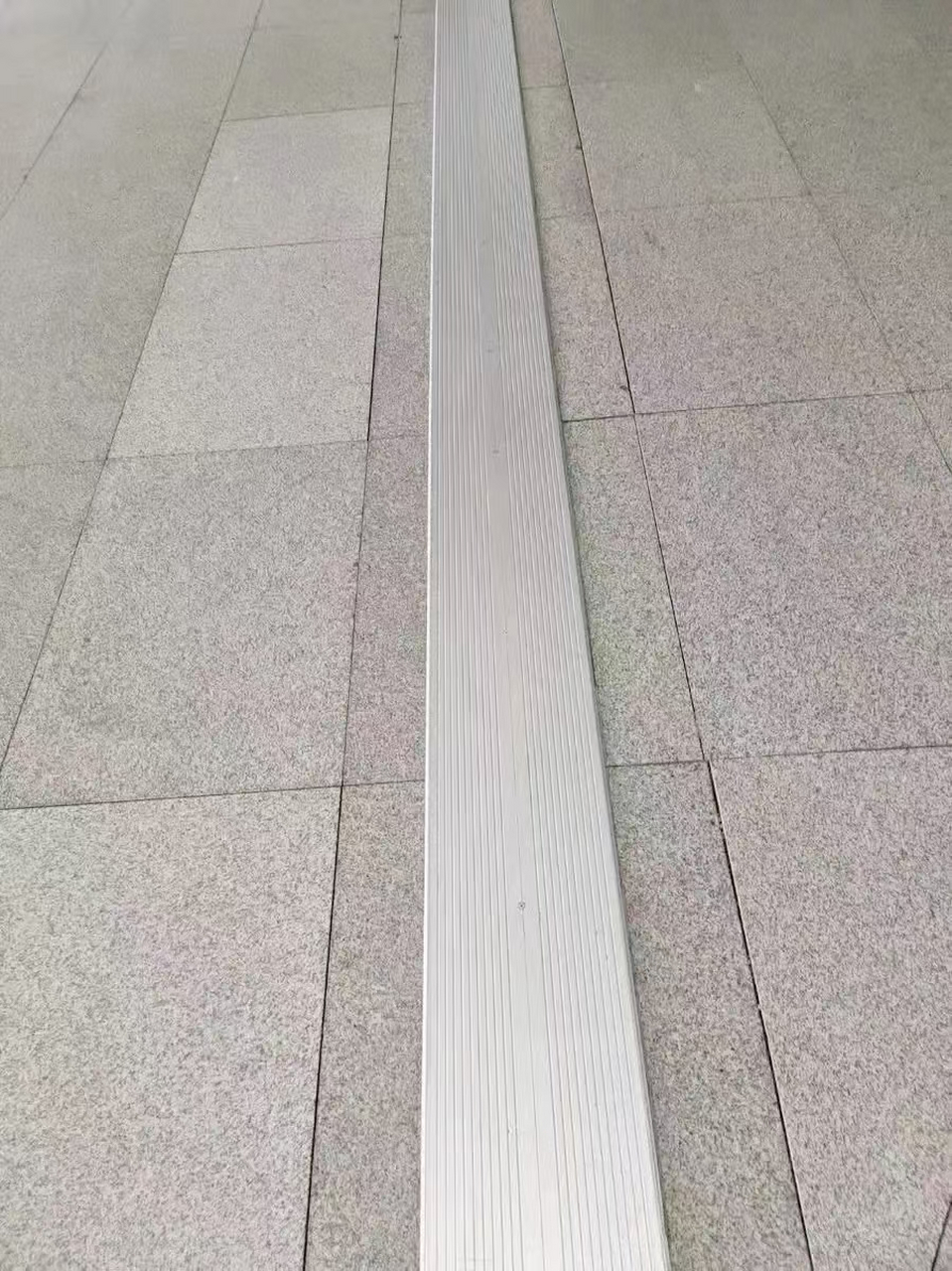 楼地面伸缩缝盖板型 做法:安装简单易施工,用于广泛是一种常见的地面