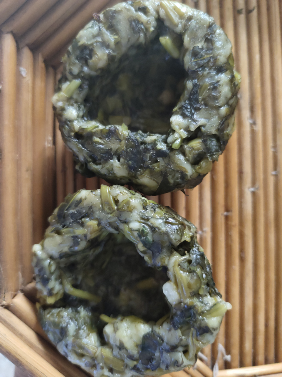 空心菜窝窝头的做法: 1.空心菜300克左右洗干净,晾干备用; 2.