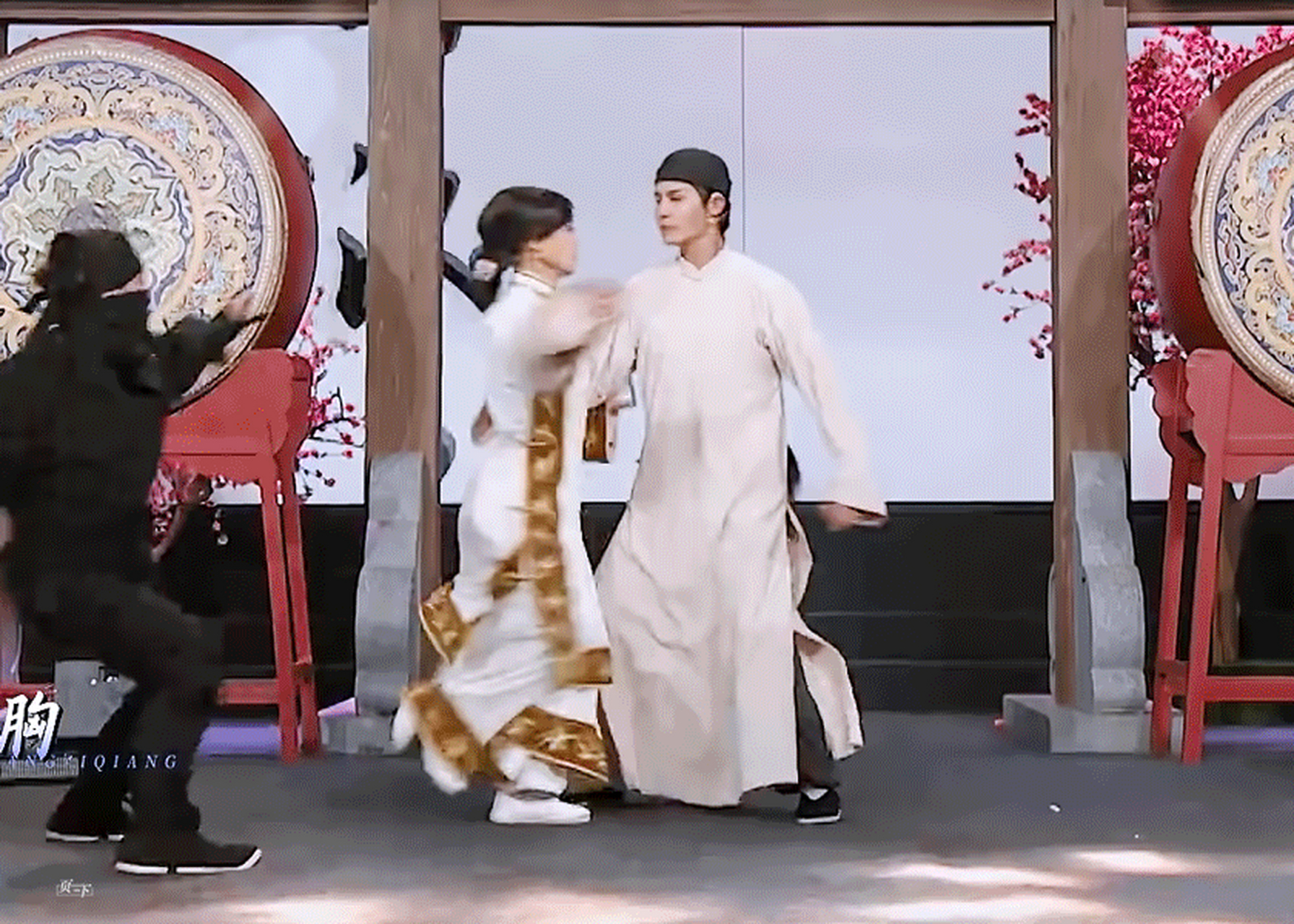 李一桐无限超越班,空中一字马很厉害,打戏也特别好看.