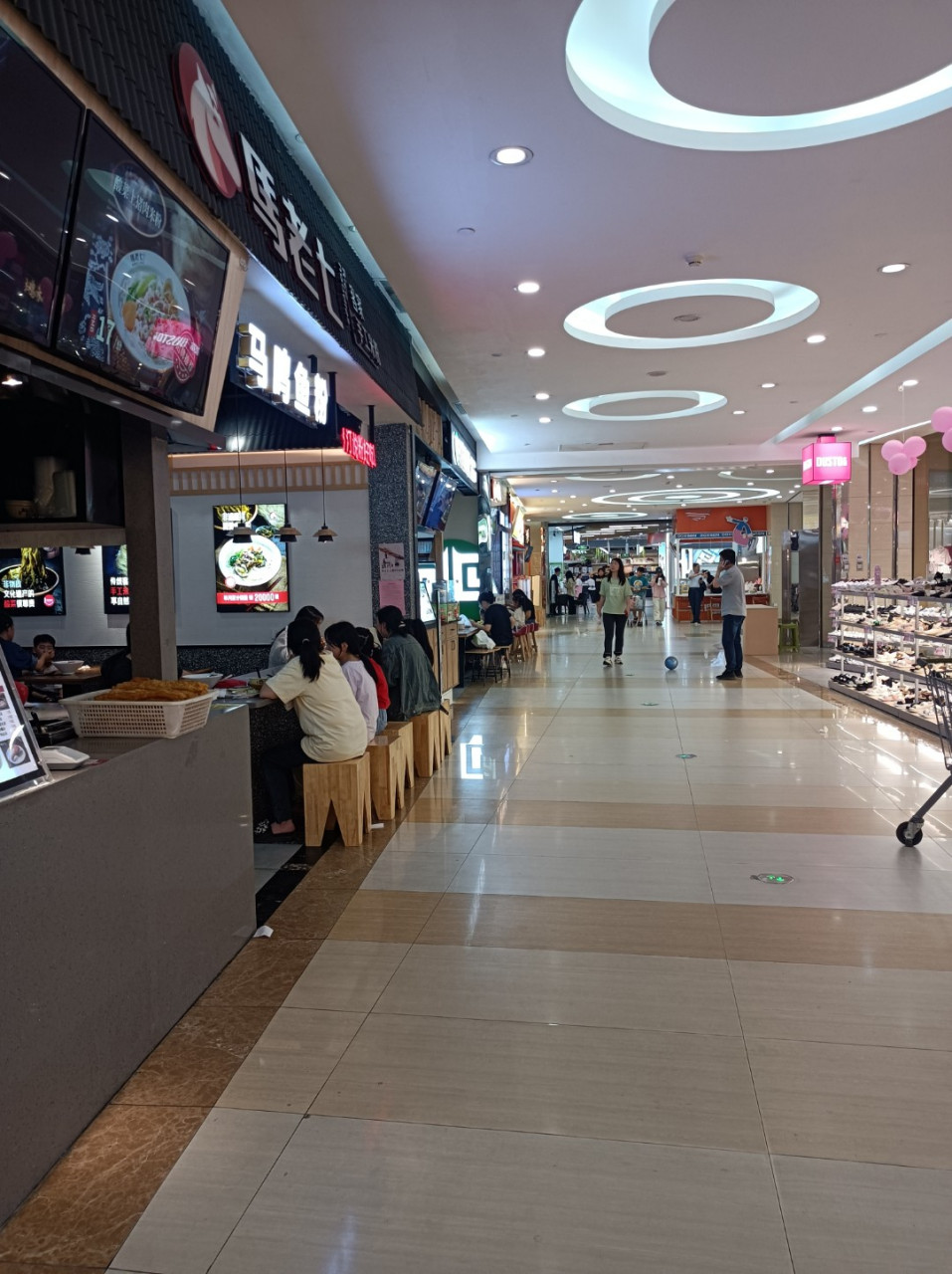 这几天福州天气太热了,白天只能去逛商场.