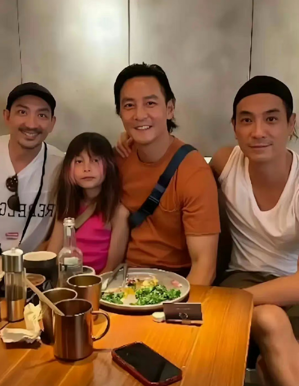 吴彦祖女儿这是把父母的缺点都继承了啊… #吴彦祖# #娱乐最前沿