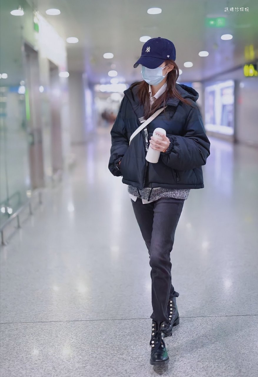 刘浩存短羽绒搭配牛仔裤和短靴,腿长两米八#时尚研习社第9期