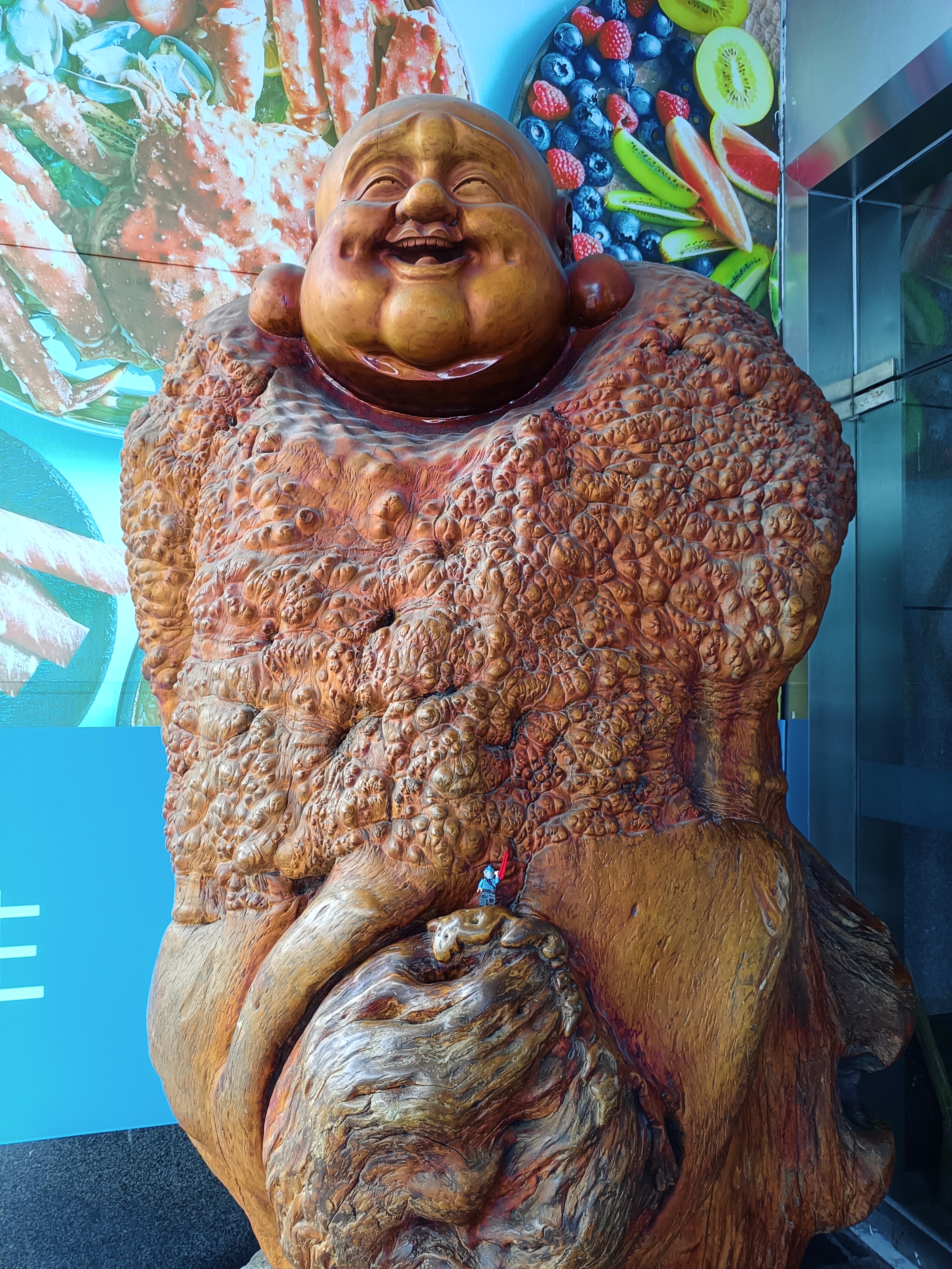 奥特曼站在弥勒佛的怀里,谁更强大?