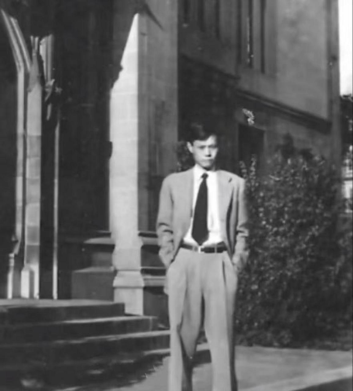 一张杨振宁年轻时的照片,照片中他西装革领,看起来非常精神,帅气.