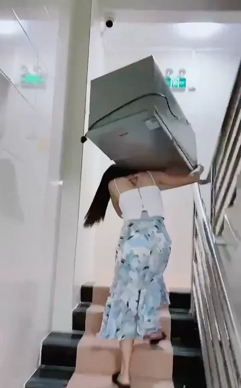 帮女同事搬家,想不到她力气这么大,直接一个人把冰箱扛上楼