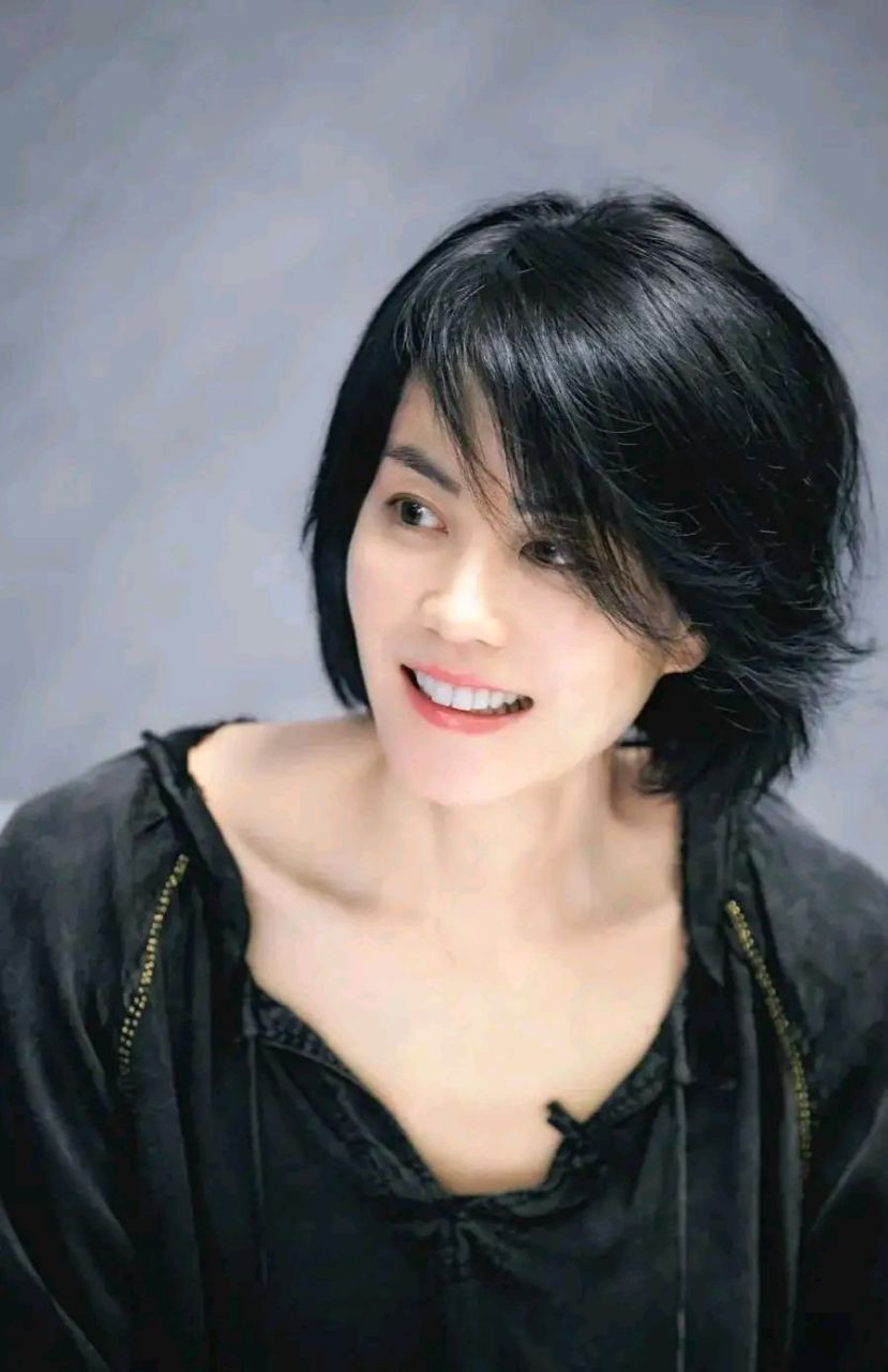 早在1996年,王菲与歌手窦唯在北京结婚,并生下女儿窦靖童.