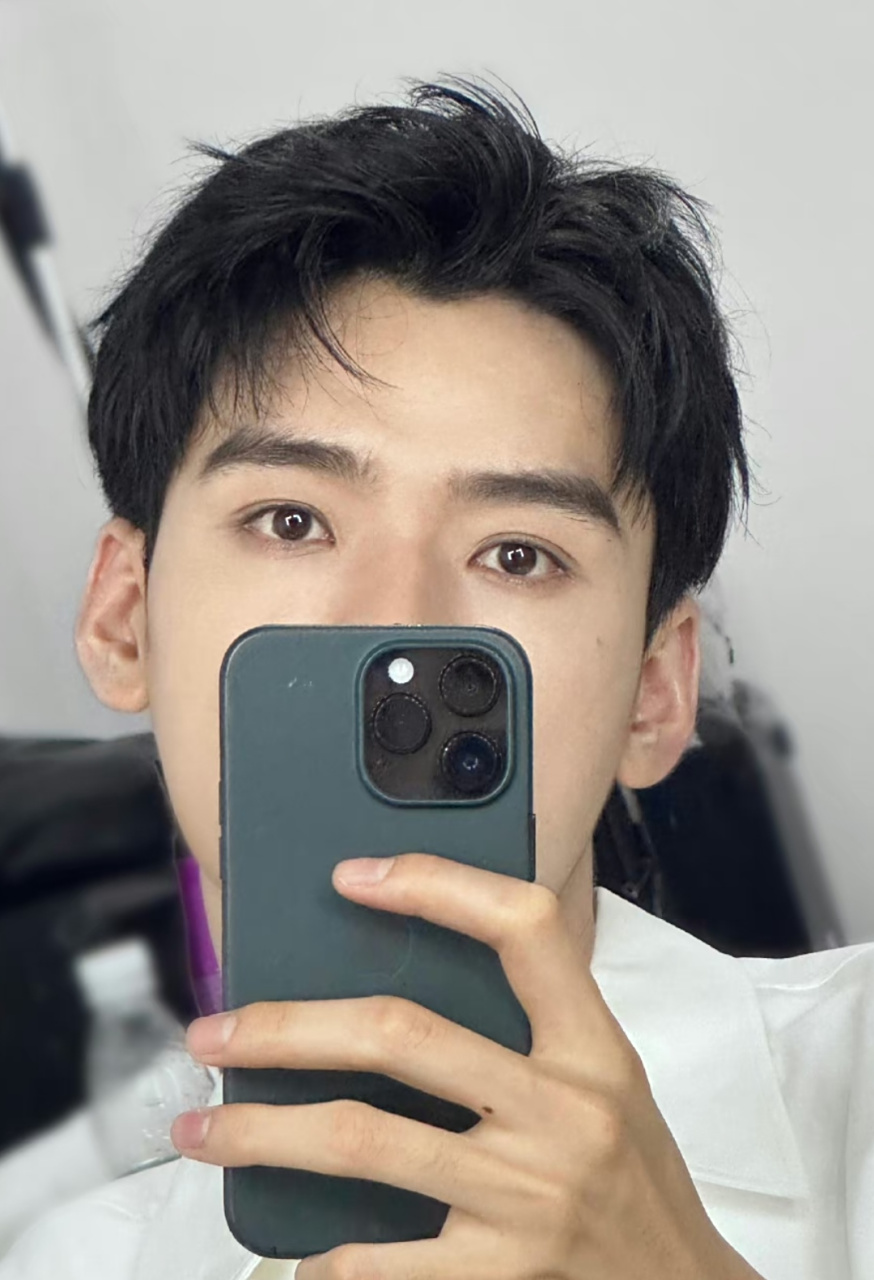 龚俊化完妆对镜子自拍,手指修长,上面还有一颗痣,妥妥的阳光学长的既