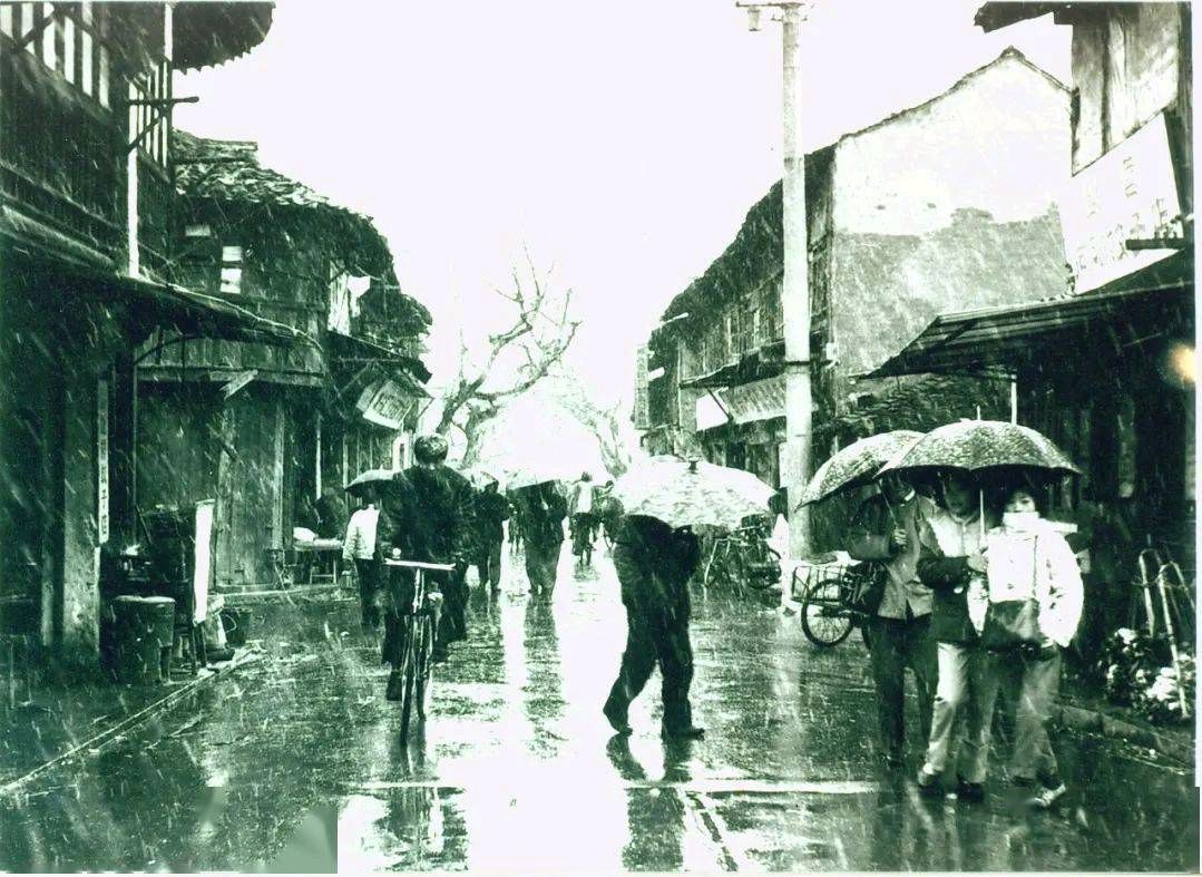 浙江老照片,80年代绍兴街头景象流出!看下与今天的差别大不大?