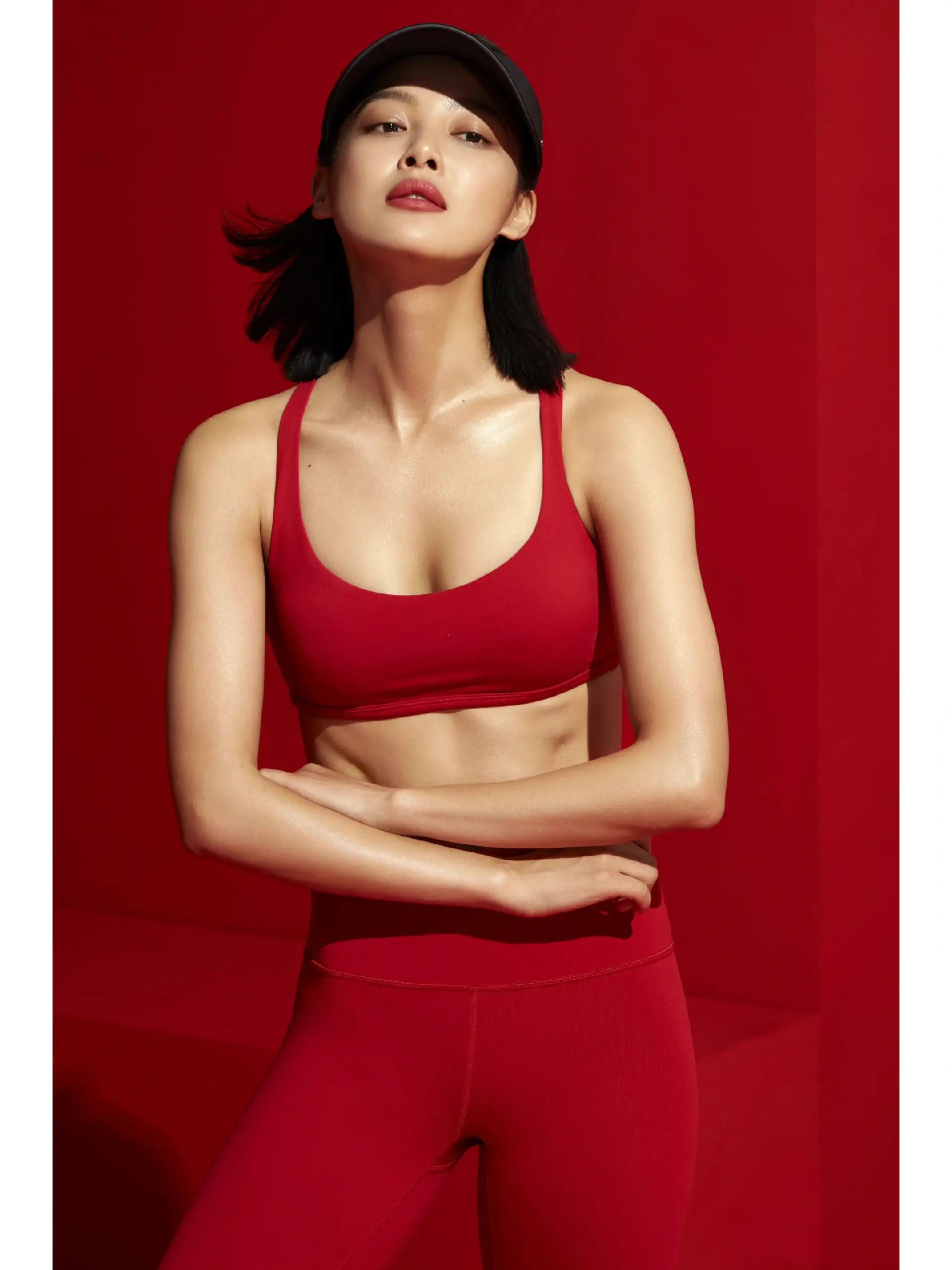 瑜伽女神辛芷蕾的时尚红色运动服的造型