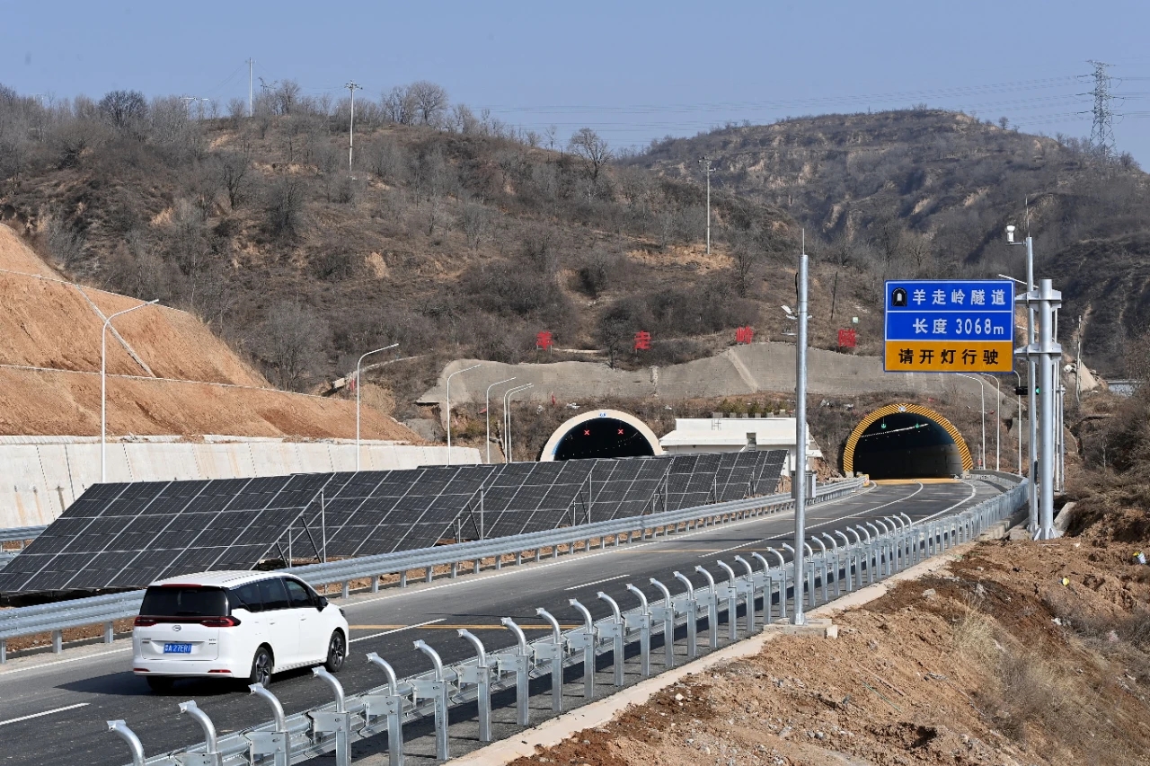 国道209吕梁新城区段改线工程方山赵庄至离石信义段通车运营