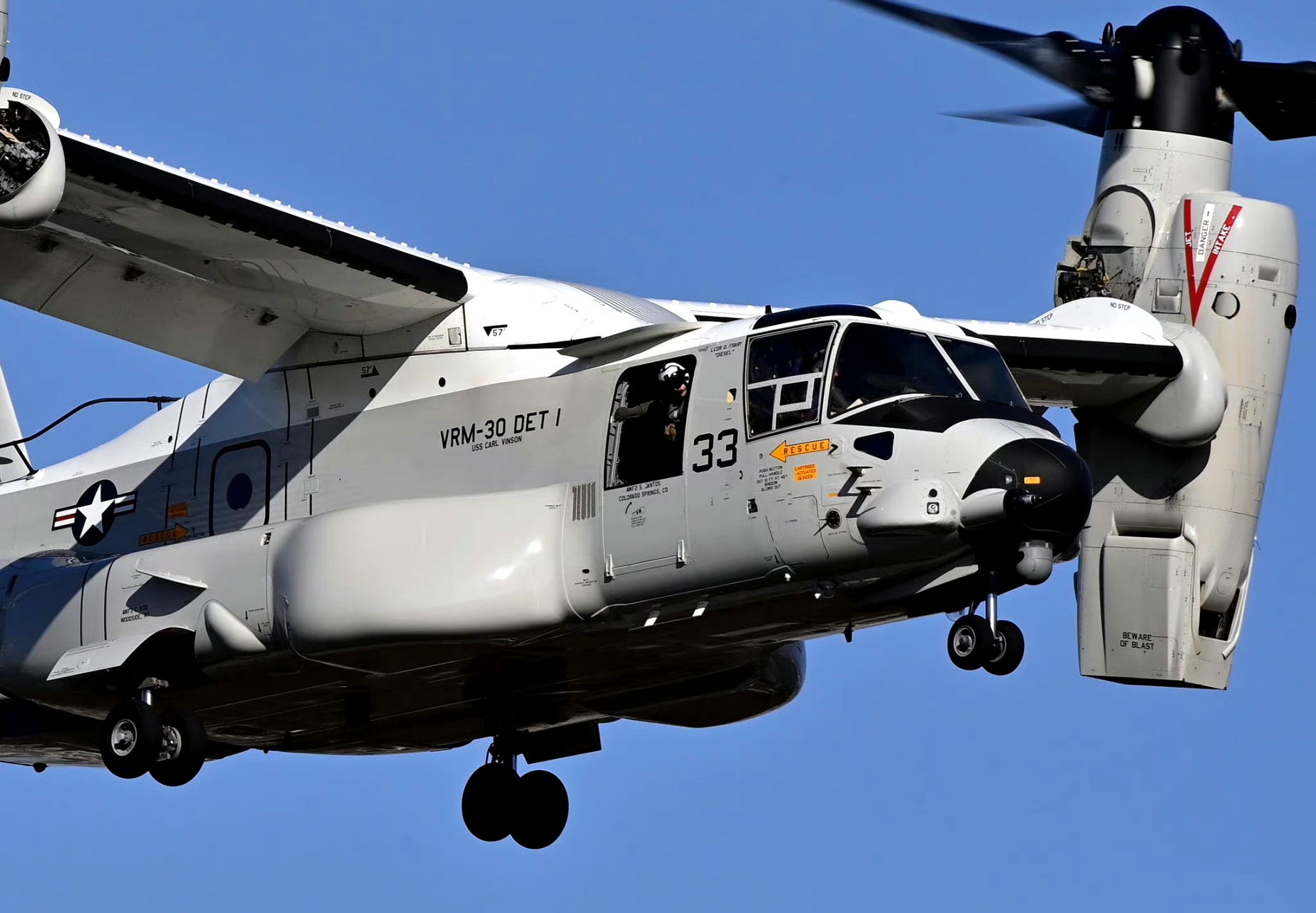 军机欣赏:美国海军装备的cmv-22倾转旋翼运输机,由于该机运输灵活性