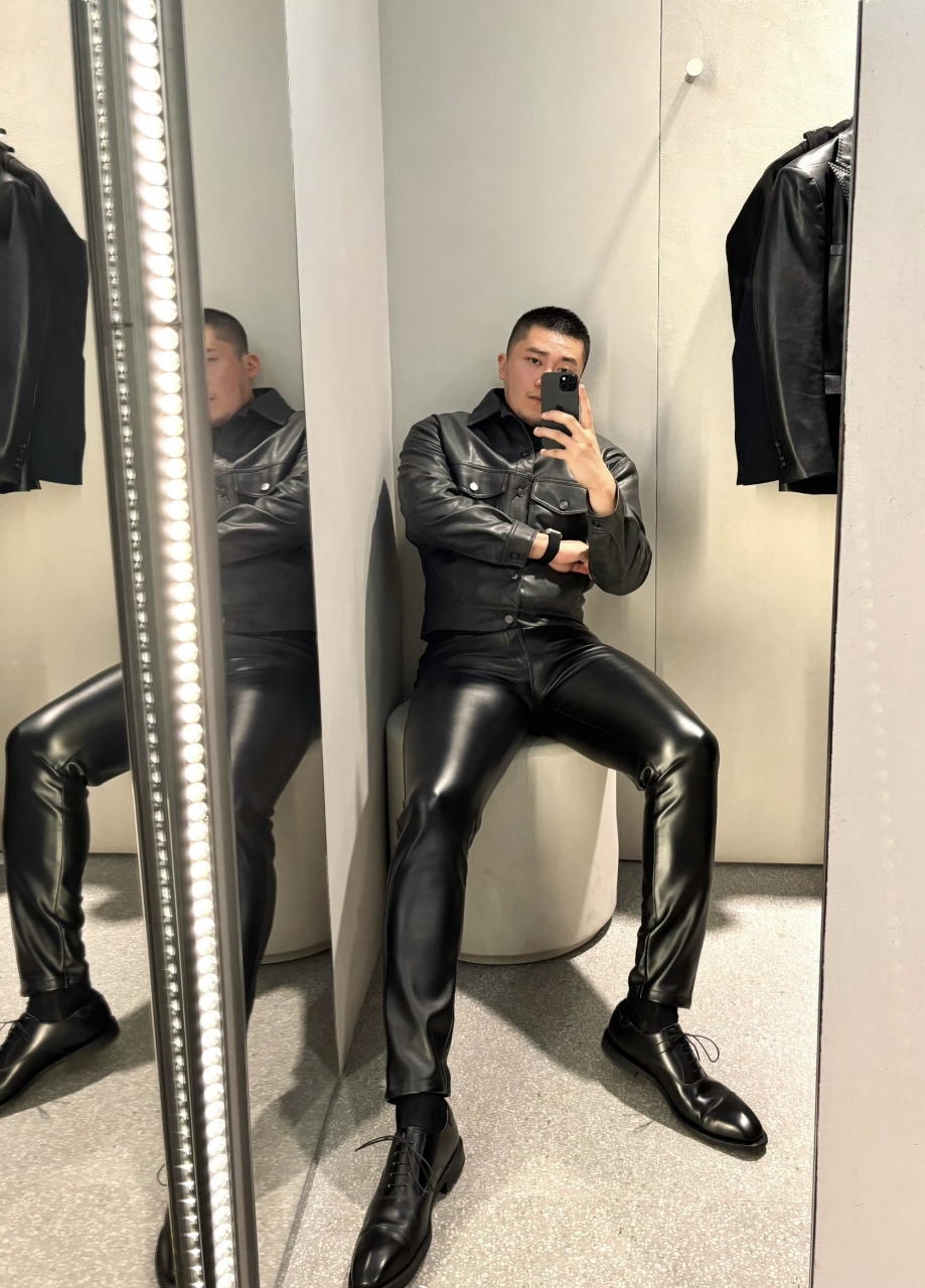 一个喜欢穿皮衣皮裤的男人,个子是真的高.#肌肉型男# #时尚穿搭