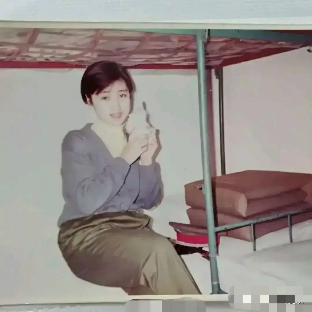 老照片:1991年,上海第二军医大学的学生宿舍,一个漂亮女孩的留影,这个
