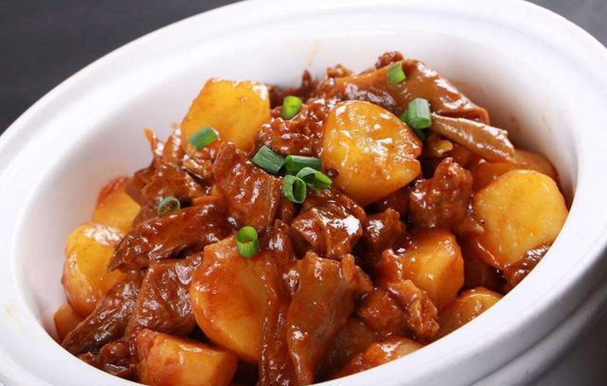土豆炖肉是中国的民间的一种深受欢迎的家常菜,制作原料主要有土豆