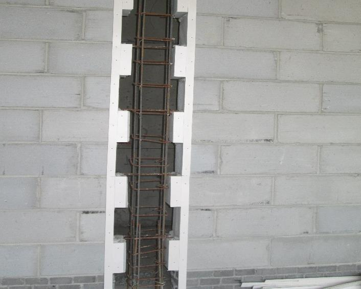 构造柱两侧沿马牙槎粘贴密封条增加模板接缝严密性