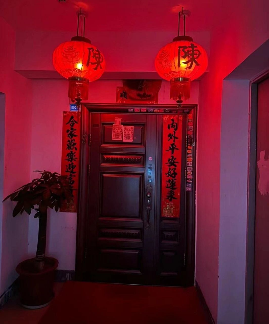 每逢家里有喜事,门口都会放挂上红灯笼,但感觉这家挂了两个红灯笼之后