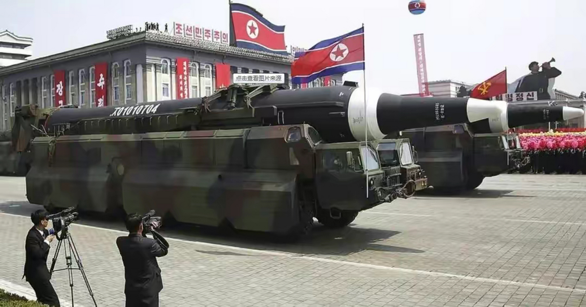朝鲜人民军阅兵式展现了一系列先进武器,包括类似m1a1的坦克,核鱼雷