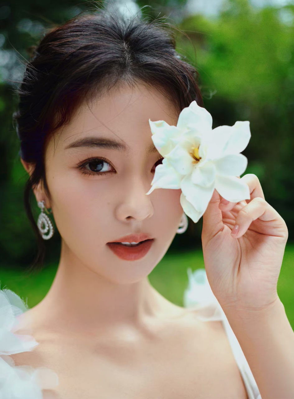 白鹿# 一袭白色吊带束腰礼裙,清纯唯美的容颜,窈窕曼妙的身材,前秃篌