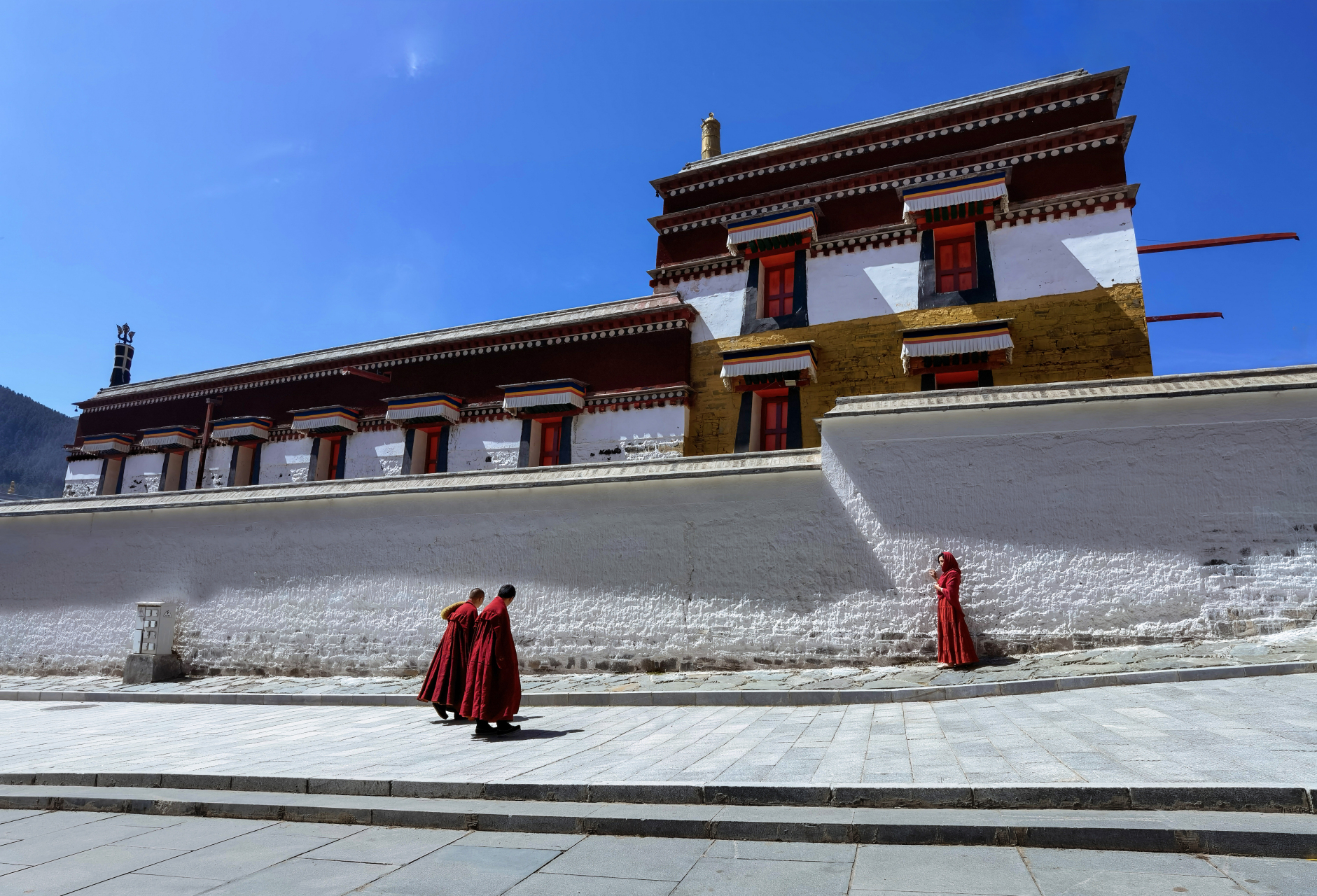 甘肃省甘南藏族自治州拉卜楞寺是著名的藏佛教学院,历史悠久,建筑恢宏