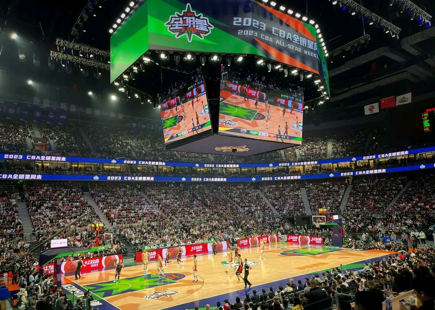 像北京,广东,上海的球馆都已经和nba接轨,但是cba的场馆布置确实还是