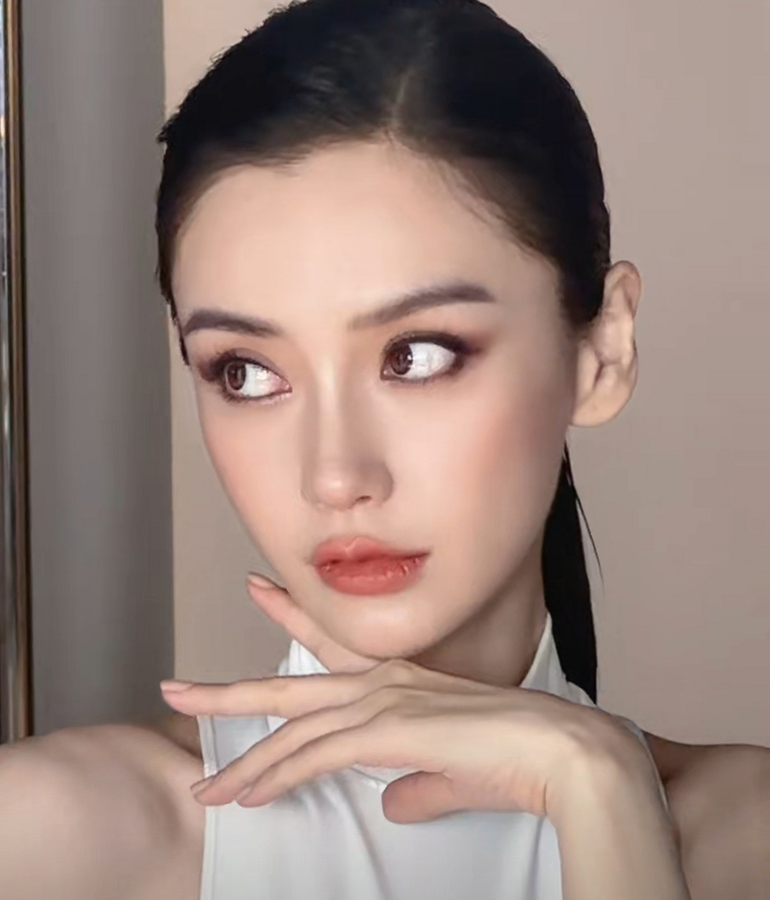 angelababy现身片场,怼脸镜头能看到眼睛里不少红血丝,画上稍微浓一些