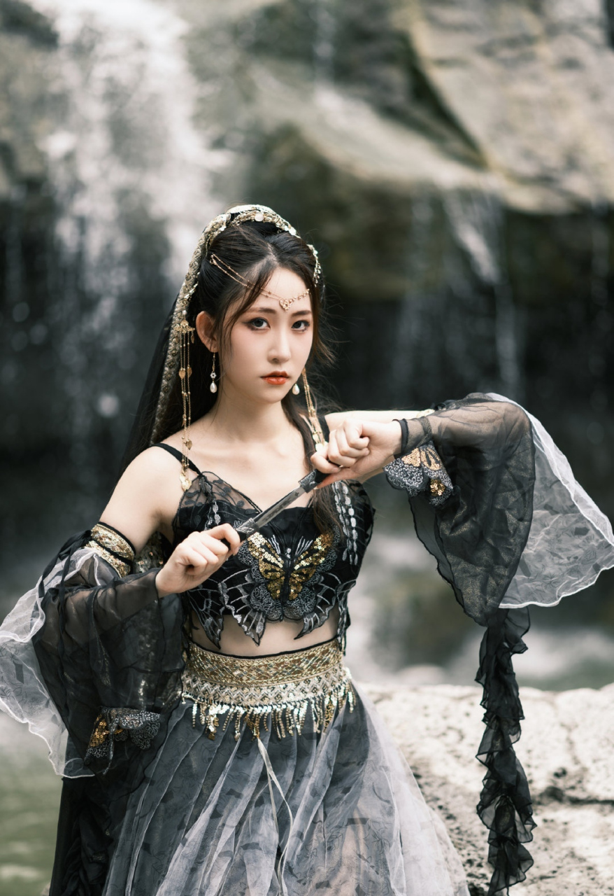 一袭黑色飘逸古装造型,婀娜多姿的身材,白皙水嫩的肌肤,性感妩媚,风情