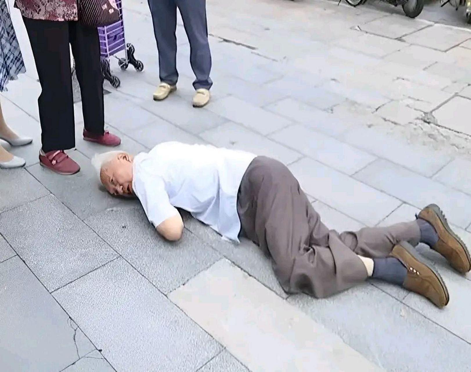 有路人说: 现在遇到老人倒地都不敢扶,怕报警会被带走录口供,万一