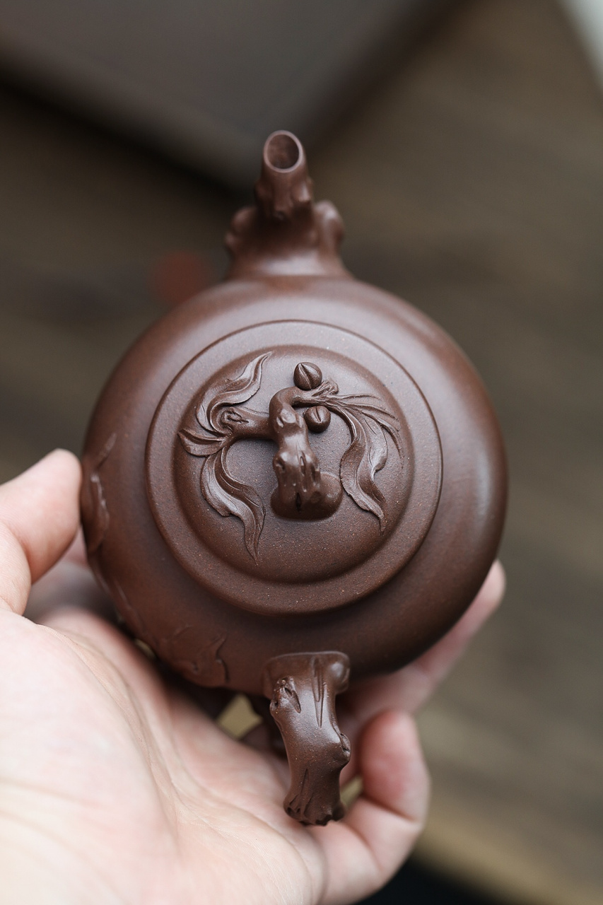 竹报春 原矿老紫泥 竹报春 原矿老紫泥·230cc 此壶以竹报春为题,在