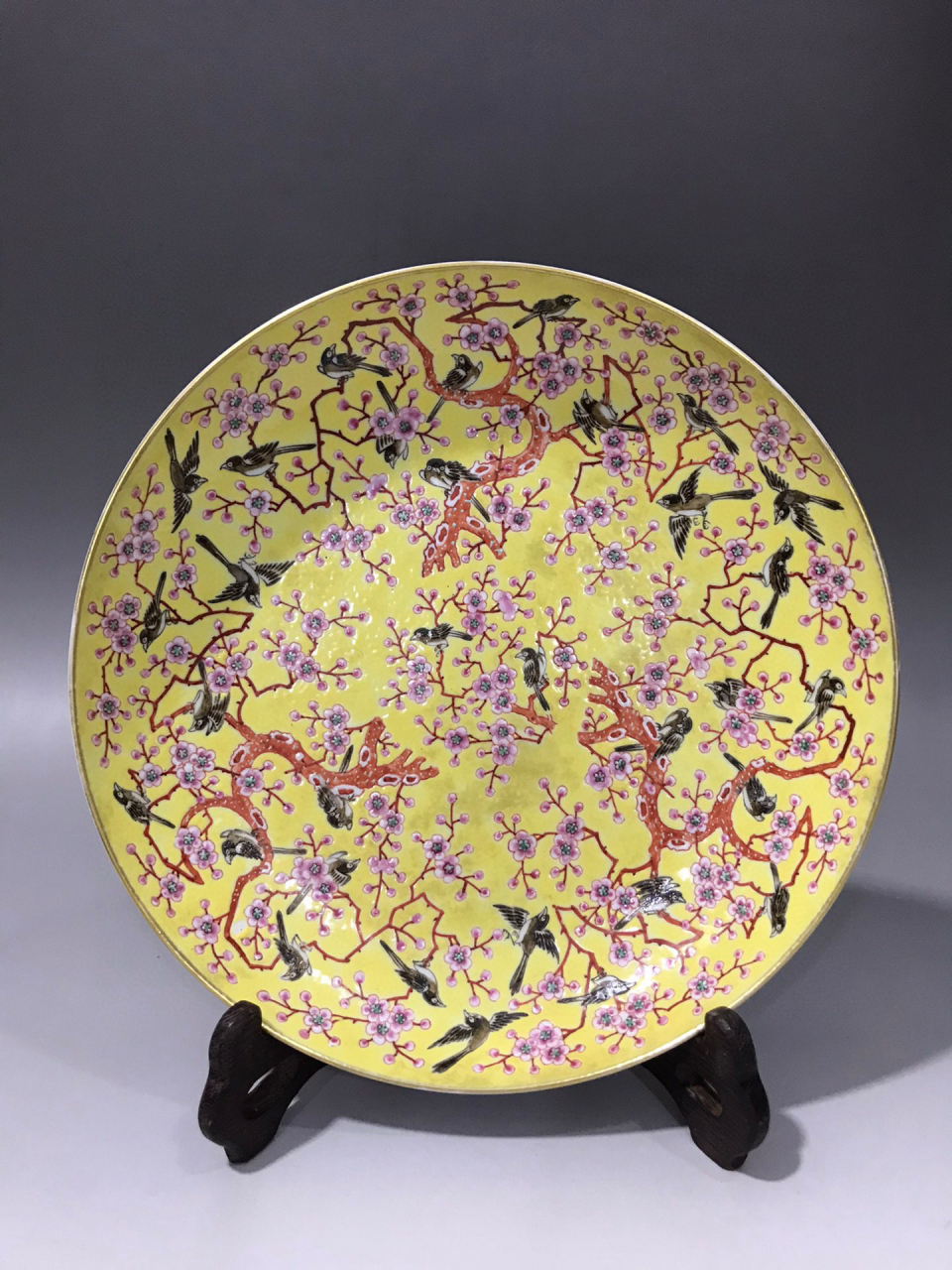 清同治黄地粉彩喜鹊登梅花鸟盘,直径21厘米,全品