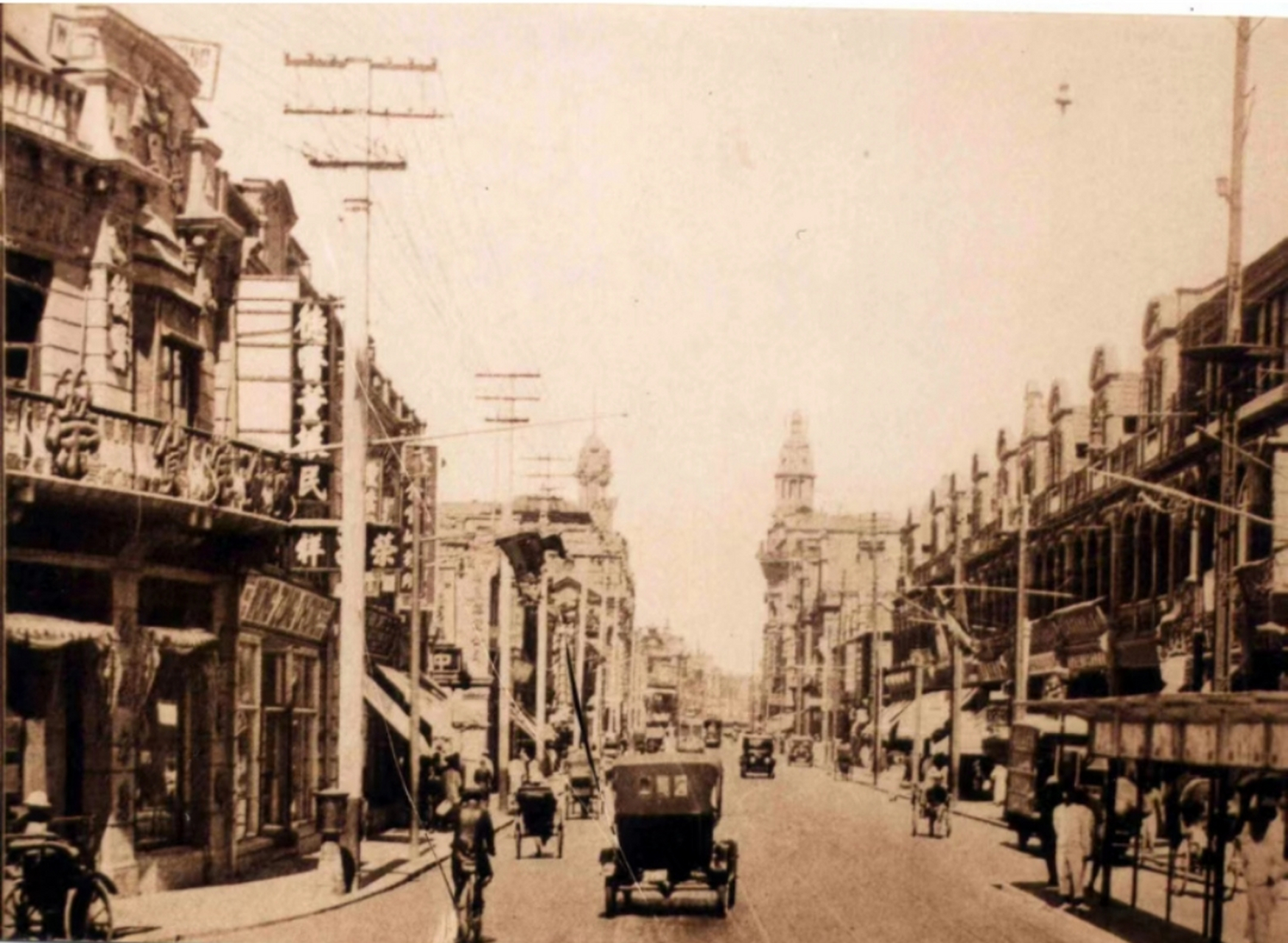 在二十世纪二十年代的上海,人们的生活与今日有着极大的差异.