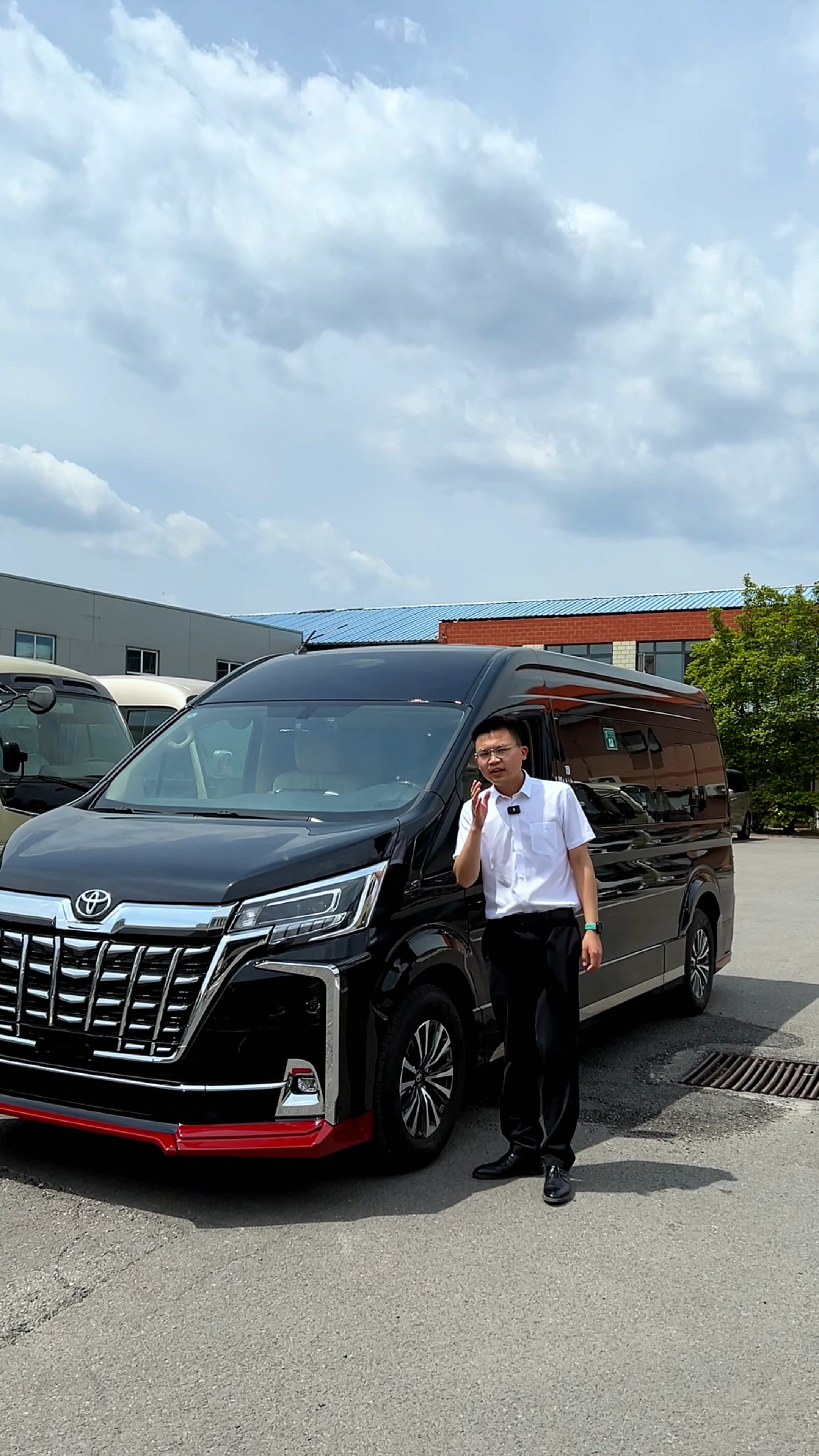 丰田海狮九座蓝牌大型商务接待用车黑色外观版本