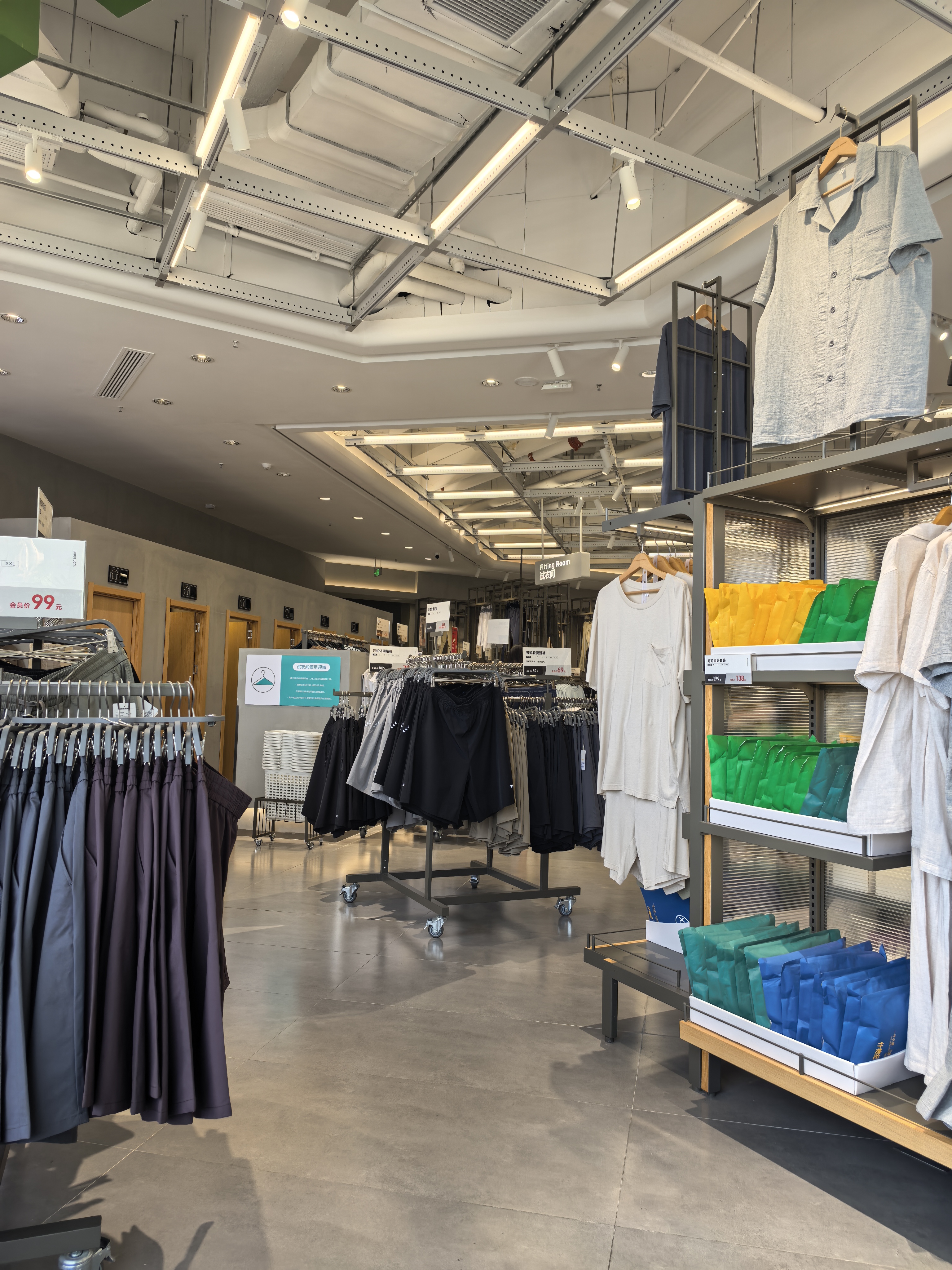 今天参加高中学校的活动,活动结束已经中午了.就一起吃饭逛街了#成都