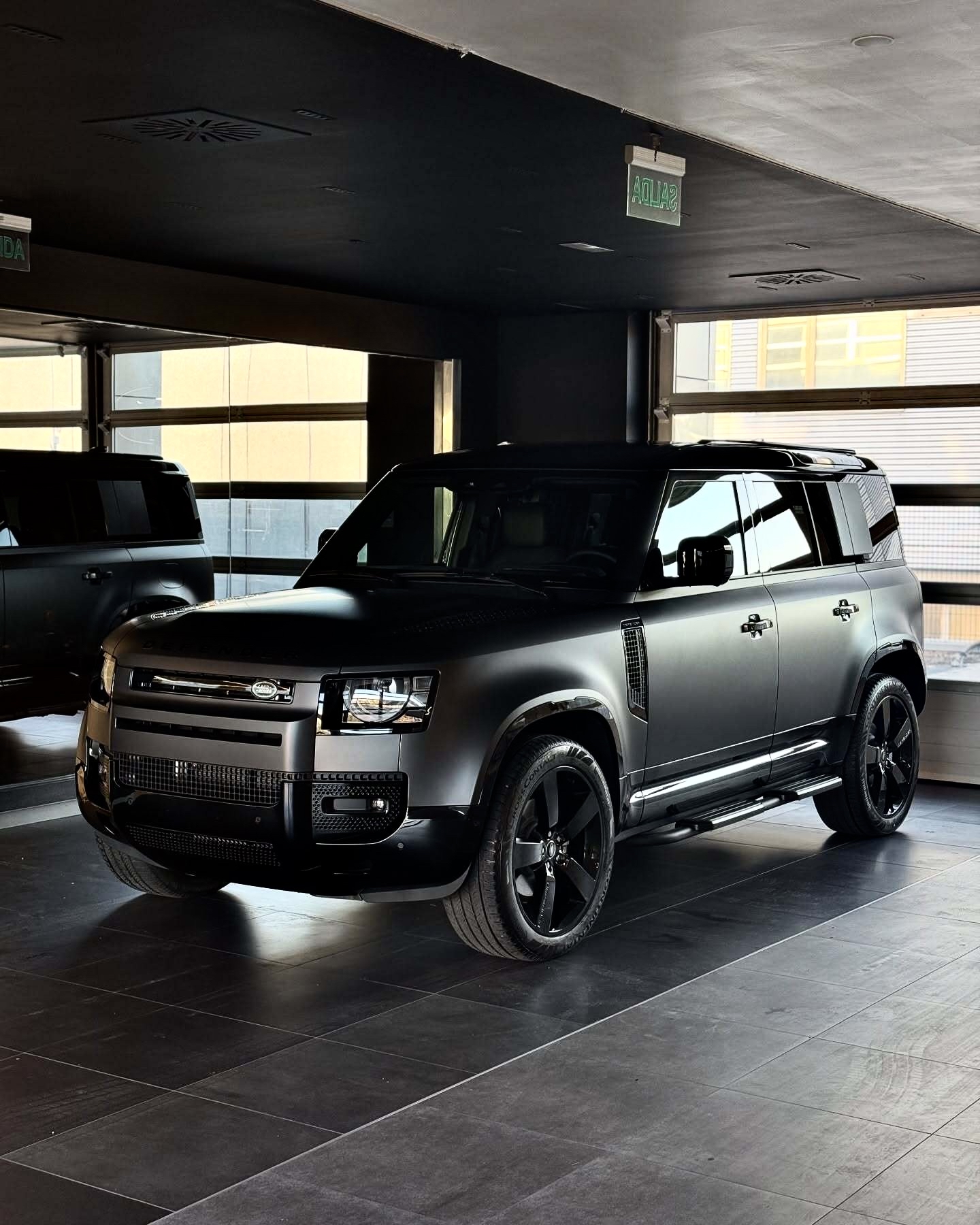 磨砂黑路虎卫士110,方盒子造型外观设计,硬朗的风格造型,标配两把电子