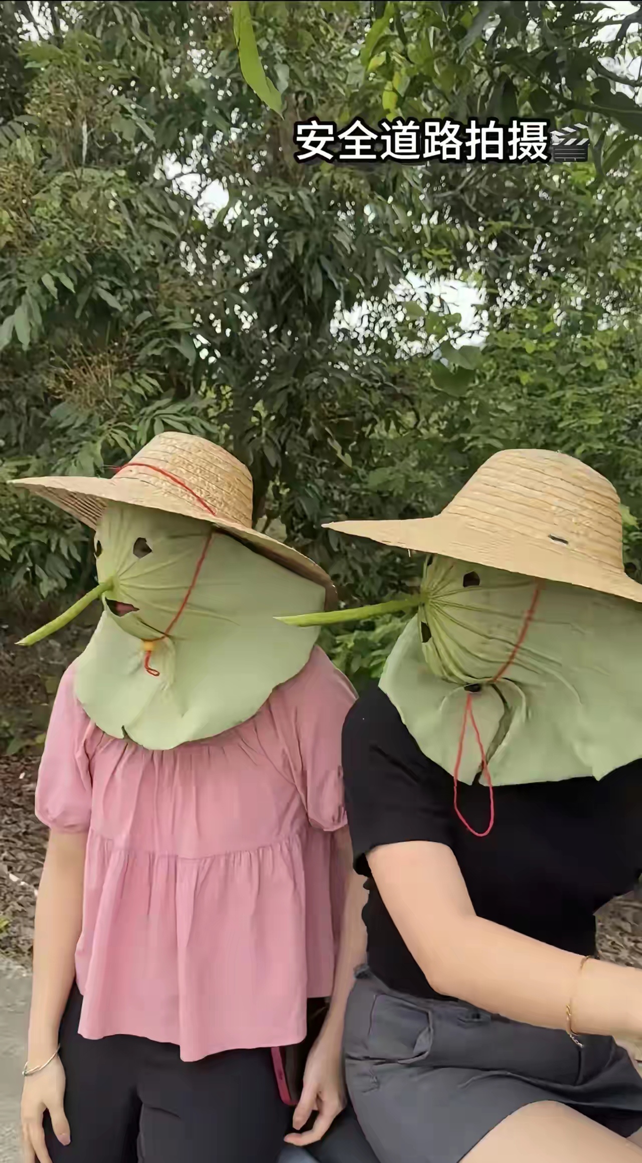 广东的两位博主,没事就喜欢研究如何防晒,这不又创新了,头戴草帽