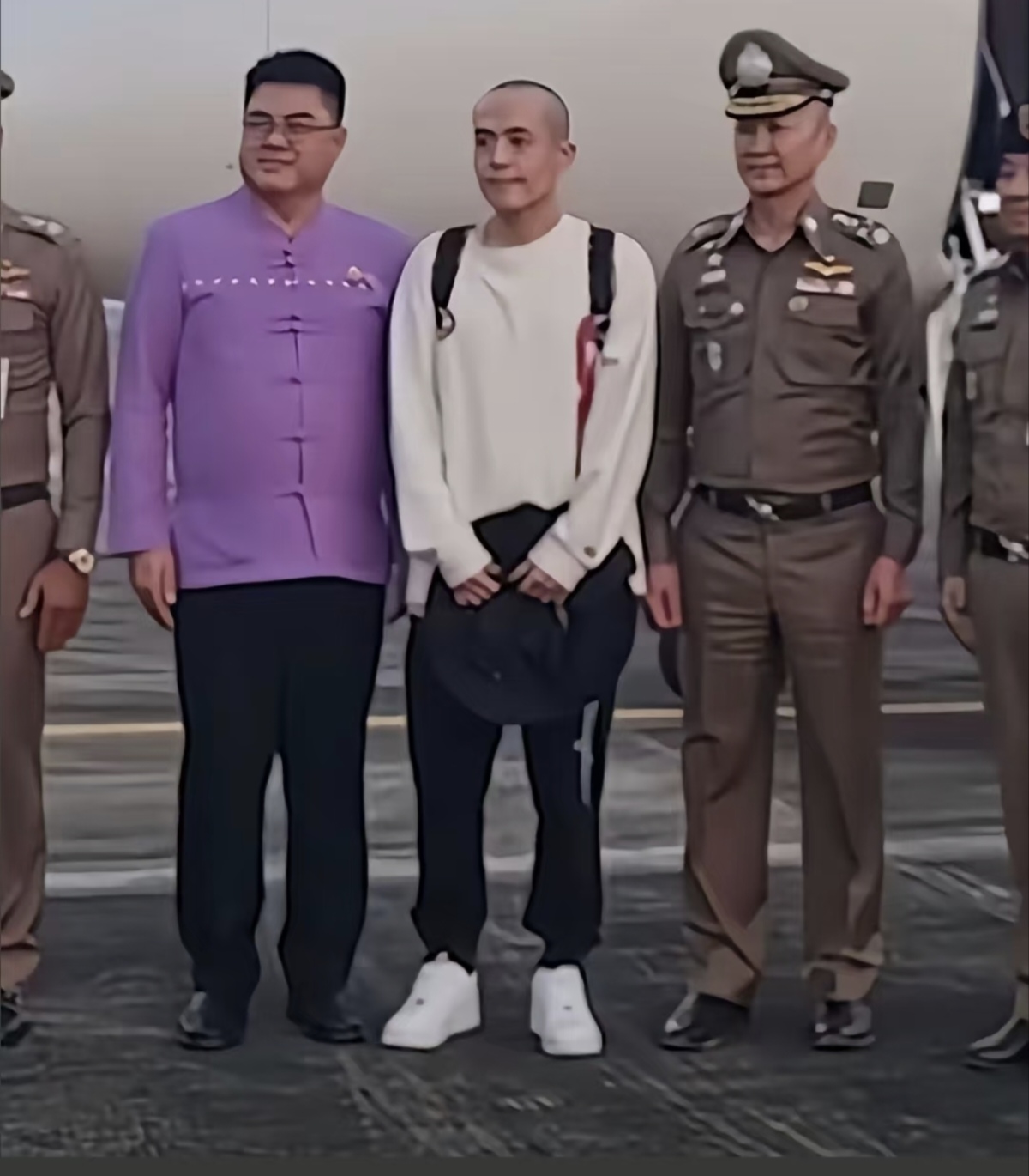 想方设法引起关注又持续汇报进度,最后更是亲身前往泰国把星星接回来