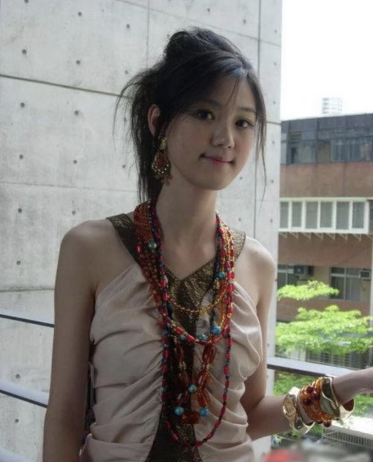 的很神了,而且她还有很多其他的生活照也很漂亮 照片里的女生叫陈思妤