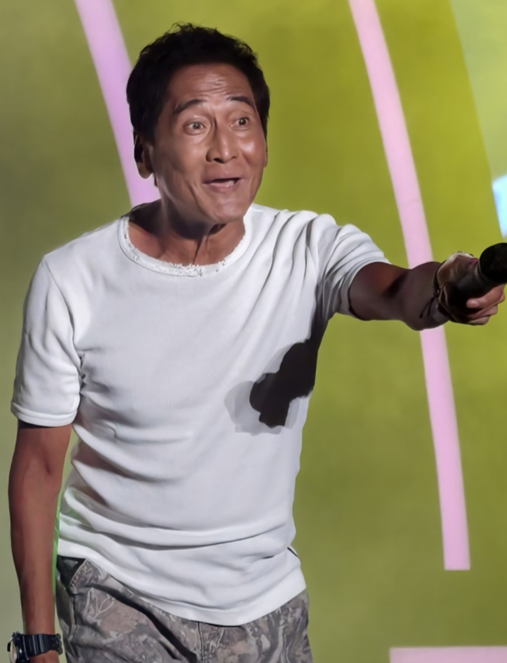 齐秦的歌依旧经典,但是人真是已不再年轻,唱了三首匆匆忙忙被武汉炎热